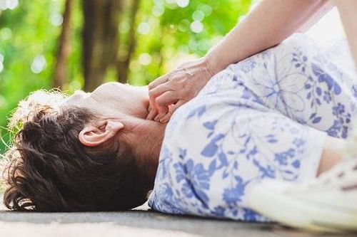 Người đàn ông bất ngờ đột quỵ khi đang ăn cơm trưa