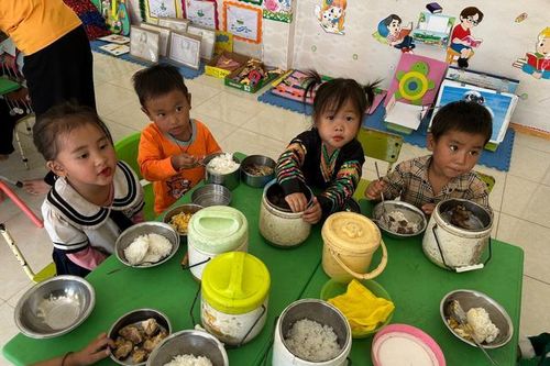 Thầy cô miền núi góp tiền nấu bữa sáng dinh dưỡng cho trẻ em nghèo