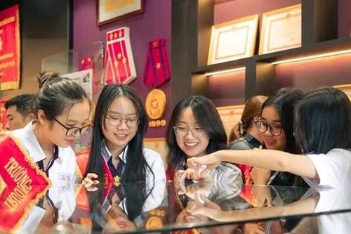 Tết thầy cô 20/11: Rộn ràng văn nghệ lẫn thể thao, có cả mừng sinh nhật 'trăm tuổi'