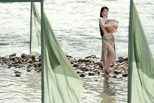 'Nóng bỏng mắt' với hình ảnh quyến rũ của Hương Giang trong MV mới