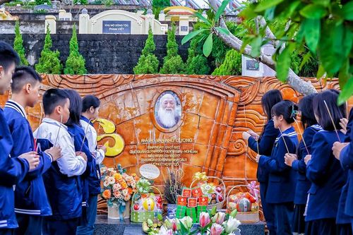Nhiều học sinh dâng hương tưởng nhớ thầy Văn Như Cương nhân ngày 20-11