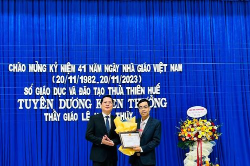 Tuyên dương thầy giáo dũng cảm lao vào dòng nước lũ cứu sống 3 người