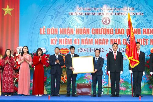 Trường THPT tốp đầu Hà Nội đón nhận Huân chương Lao động hạng Nhất