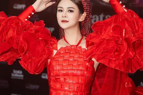 NTK Thạch Linh 'ký họa quê hương' bằng vẻ đẹp thời trang