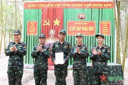 Trở thành đảng viên trên trận địa diễn tập