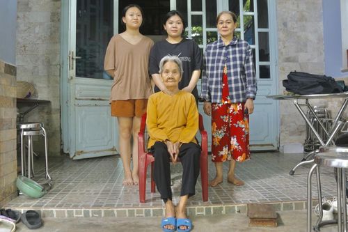 Thương lắm 3 chị em mồ côi