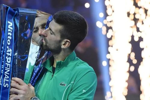 Novak Djokovic vô địch ATP Finals lần thứ 7: 'Hạc giữa bầy gà' và đẳng cấp của Kẻ phi thường
