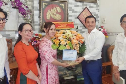 Phó Chủ tịch UBND TPHCM Bùi Xuân Cường thăm nhà giáo