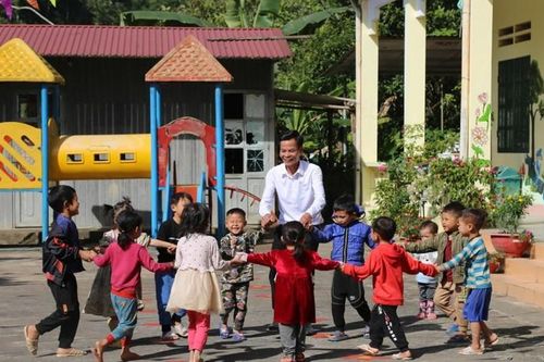 Thầy giáo mầm non 12 năm bám bản hết lòng vì đàn em thơ