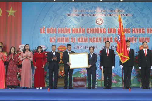 Trường THPT Yên Hòa (Hà Nội) đón nhận Huân chương Lao động hạng Nhất
