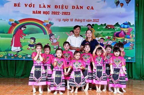 Thầy 'bảo mẫu' ở trường mầm non vùng cao xứ Thanh