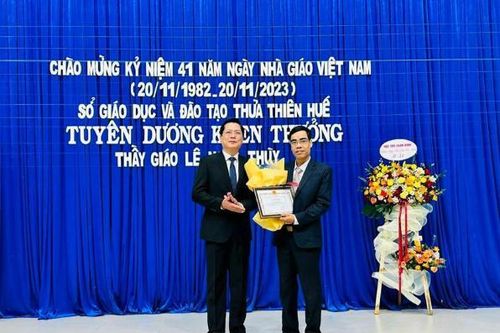 Thừa Thiên - Huế tuyên dương, khen thưởng thầy giáo cứu người trong mưa lũ