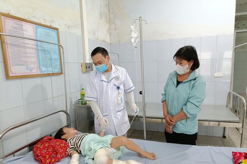 Bé 4 tuổi bỏng nặng do ngã vào chậu nước sôi