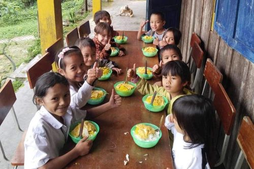 Những thầy giáo kiêm luôn 'nấu cơm cho em'