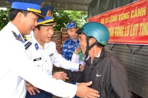 Cảnh sát biển hỗ trợ nhân dân tỉnh Thừa Thiên Huế bị ảnh hưởng nghiêm trọng do mưa lũ