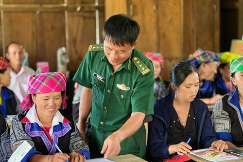Những 'thầy giáo quân hàm xanh' 'gieo chữ' nơi vùng biên