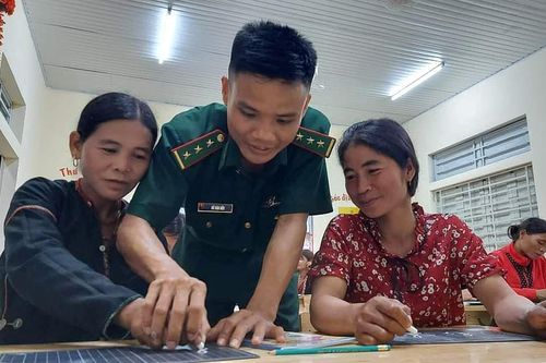 Hình ảnh đẹp của 'thầy giáo quân hàm xanh' trên khắp nẻo biên cương