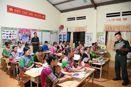 Chiến sĩ Biên phòng và tâm huyết 'đưa' con chữ đến với đồng bào dân tộc Mông ở vùng cao biên giới