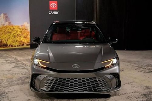 Cận cảnh Toyota Camry 2025