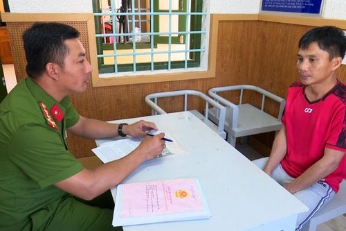 Bắt cán bộ địa chính xã bảo lãnh làm giấy tờ đất, chiếm đoạt gần 500 triệu đồng