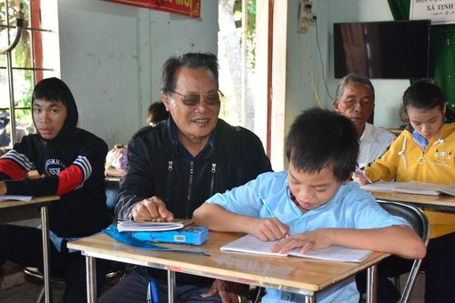 Lớp học đặc biệt của những thầy cô giáo về hưu ở Quảng Ngãi