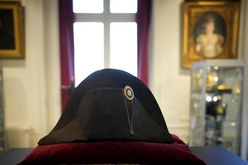 Mũ hoàng đế Napoléon được chốt giá... 51 tỷ đồng