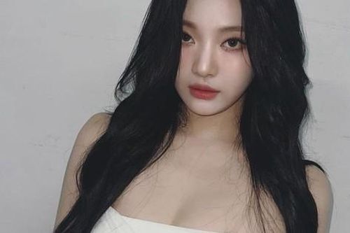 Nữ ca sĩ bị mù một bên mắt tạo cơn sốt