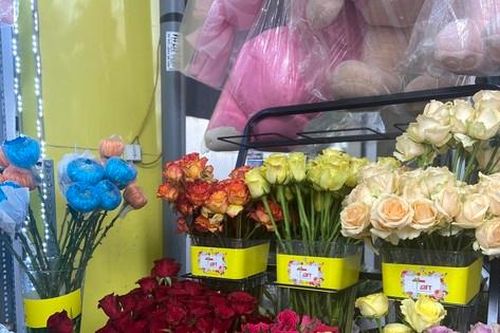Hoa tươi dịp 20/11: 'Mong bán được 15-20 bó là vui lắm rồi'