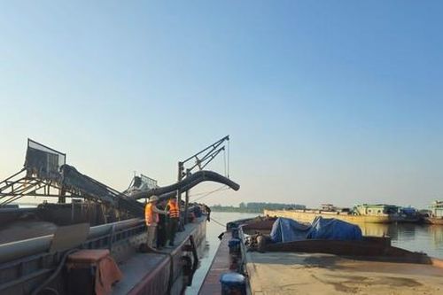 CSGT đường thủy bắt giữ nhiều tàu khai thác cát trái phép trên sông Hồng