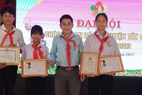 Thầy giáo trẻ Cơ Tu 'cõng' chữ về làng