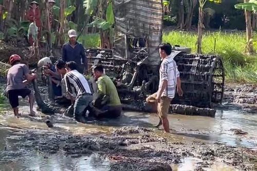 Máy cày lật úp đè người đàn ông tử vong