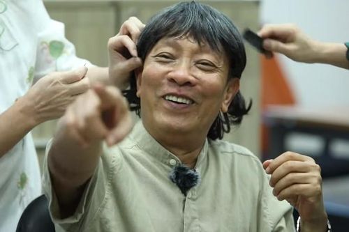 Kim Tử Long bất ngờ xuất hiện, MC Lại Văn Sâm gây cười khi đội tóc giả, gắn râu