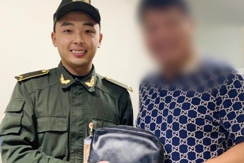 Hành khách 'đãng trí' bỏ quên ví chứa hơn 100 triệu tại sân bay Nội Bài