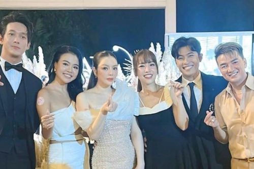 Lý Nhã Kỳ bắt được hoa cưới, cô dâu Phương Lan rap giọng Huế