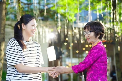 Á hậu Hồng Đăng, vận động viên Ánh Viên tri ân người thầy đặc biệt dịp 20/11