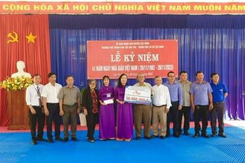 Công đoàn Báo Bảo vệ pháp luật và Công ty CP Xây dựng số 5 tặng quỹ khuyến học nhân kỷ niệm ngày Nhà giáo Việt Nam