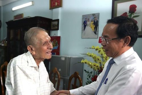 Lãnh đạo Thành phố Hồ Chí Minh thăm, chúc mừng nhà giáo tiêu biểu