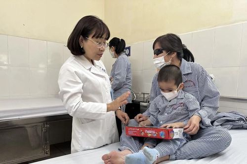 Đa số bệnh nhân bị ung thư mắt đến khám và điều trị ở giai đoạn muộn