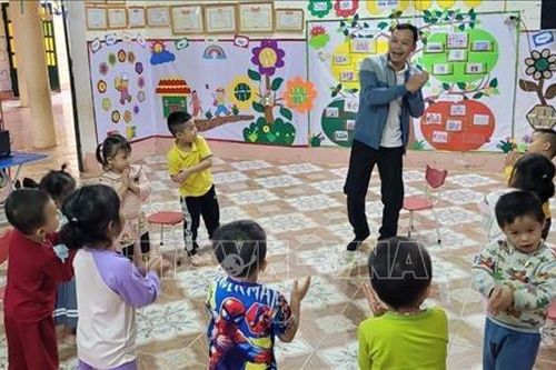 Chuyện về những 'thầy nuôi dạy trẻ' ở vùng khó xứ Thanh