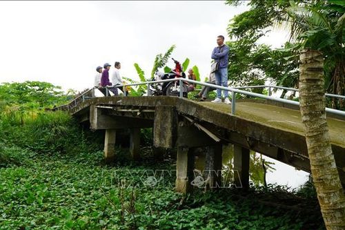 Cầu xây xong, nằm chờ đường suốt 4 năm qua