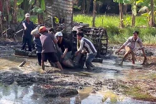 Máy cày bị lật úp, đè lên người cầm lái dẫn đến tử vong