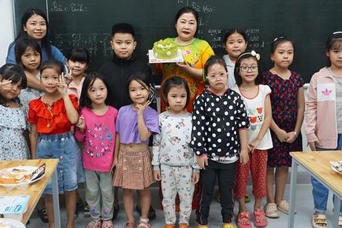 Cô giáo 'tay ngang' bật khóc khi nhận được món quà 20/11 đầu tiên sau 2 năm mở lớp học 0 đồng