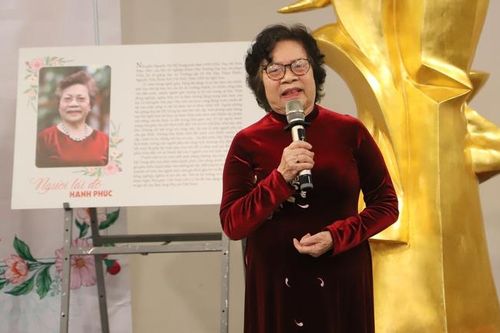 Nhà giáo, nhà văn Nguyễn Thị Mỹ Dung trao tặng gần 300 tài liệu, hiện vật cho Bảo tàng Phụ nữ Việt Nam