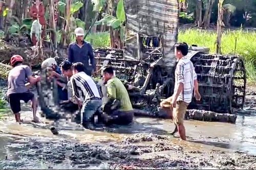 Cà Mau: Máy cày lật ngửa, đè người điều khiển tử vong