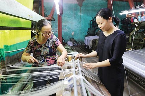 Xây dựng thương hiệu lụa Việt: 'Gỡ rối' cho ngành tơ tằm