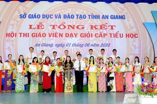 Luôn tỏa sáng về trí tuệ và nhân cách