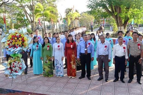 Trường THPT Nguyễn Trung Trực mừng Ngày Nhà giáo Việt Nam