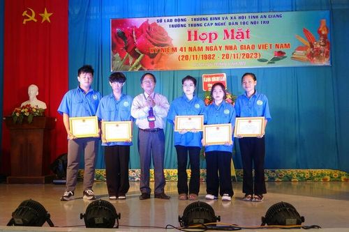 Trường Trung cấp nghề Dân tộc nội trú An Giang kỷ niệm Ngày Nhà giáo Việt Nam