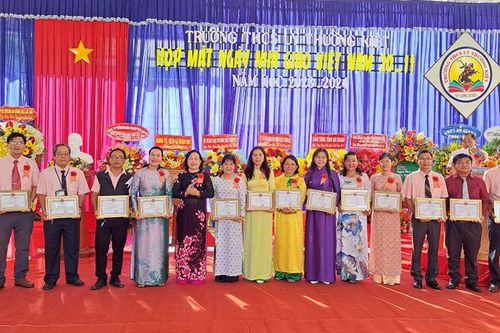 Nhiều trường ở TP. Long Xuyên nhận Cờ thi đua của UBND tỉnh An Giang, nhân Ngày Nhà giáo Việt Nam 20/11