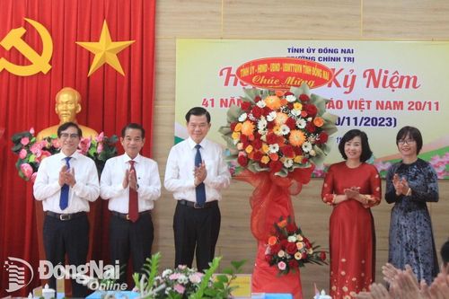 Cán bộ, giảng viên trung thành với lý tưởng, sâu sắc về tư duy, bám sát thực tiễn và thường xuyên bổ sung lý luận
